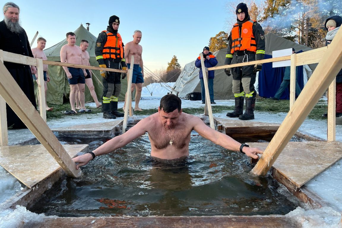 Губернатор Евгений Куйвашев окунулся в купель в Верхотурье - «Уральский  рабочий»